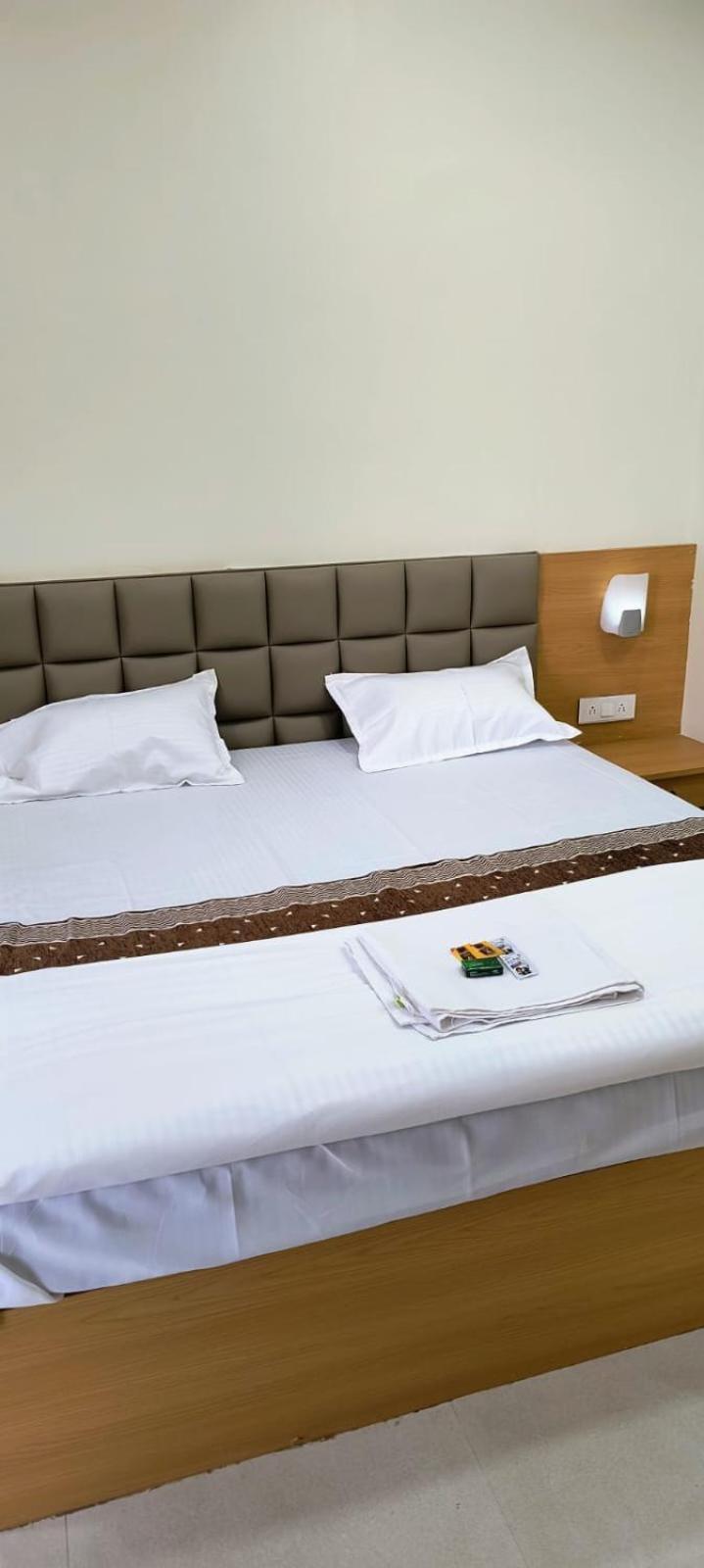 Hotel Satyam Shajapur エクステリア 写真