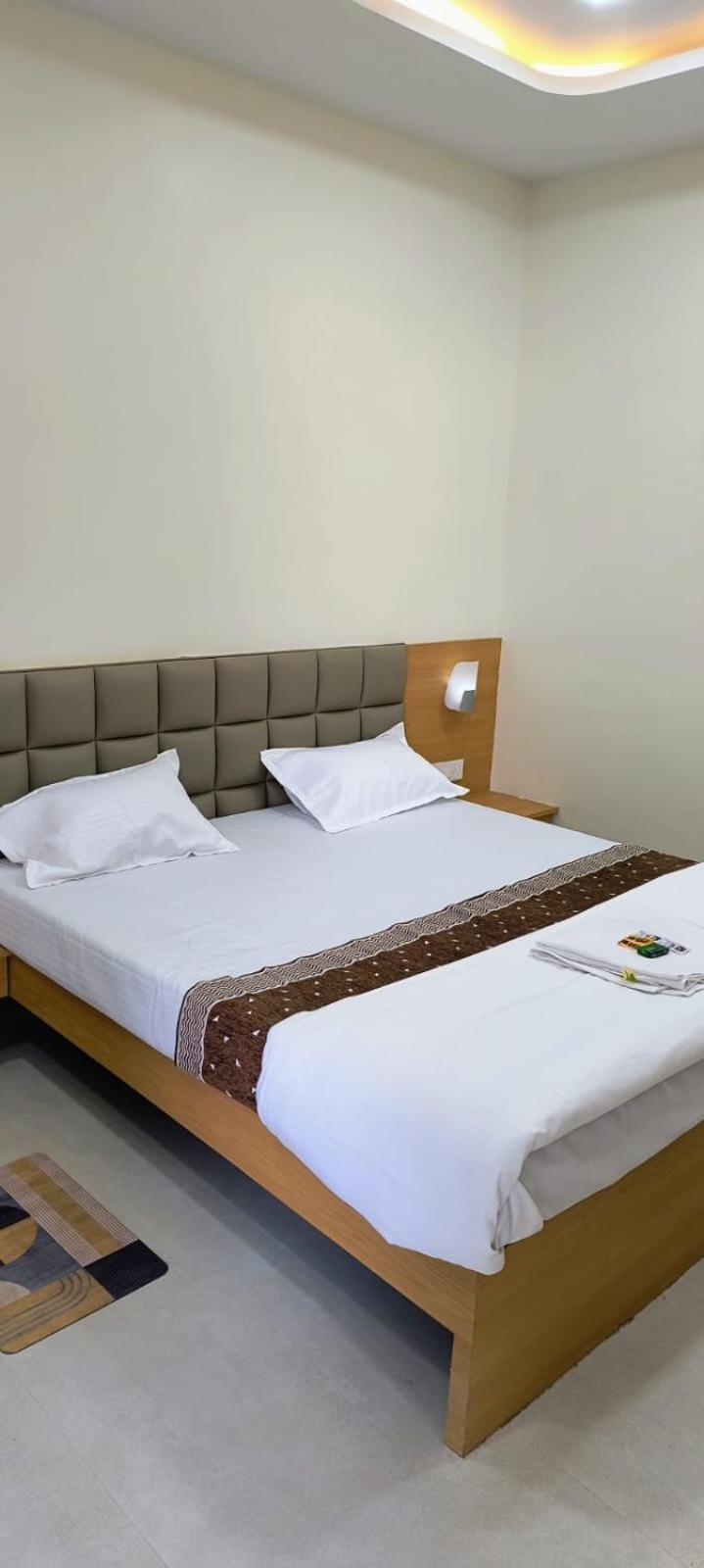 Hotel Satyam Shajapur エクステリア 写真