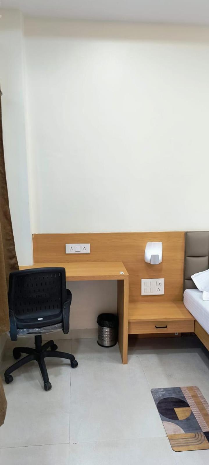 Hotel Satyam Shajapur エクステリア 写真