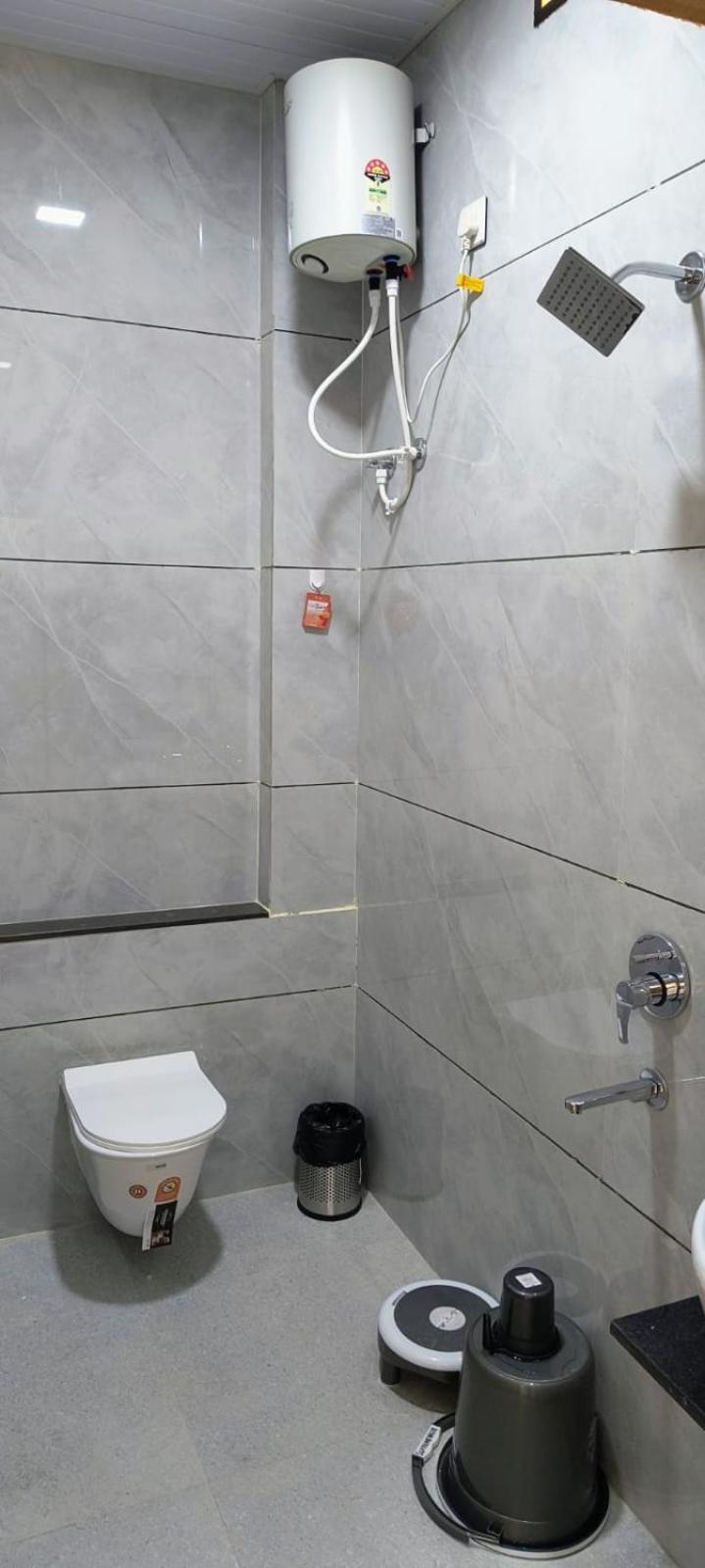 Hotel Satyam Shajapur エクステリア 写真